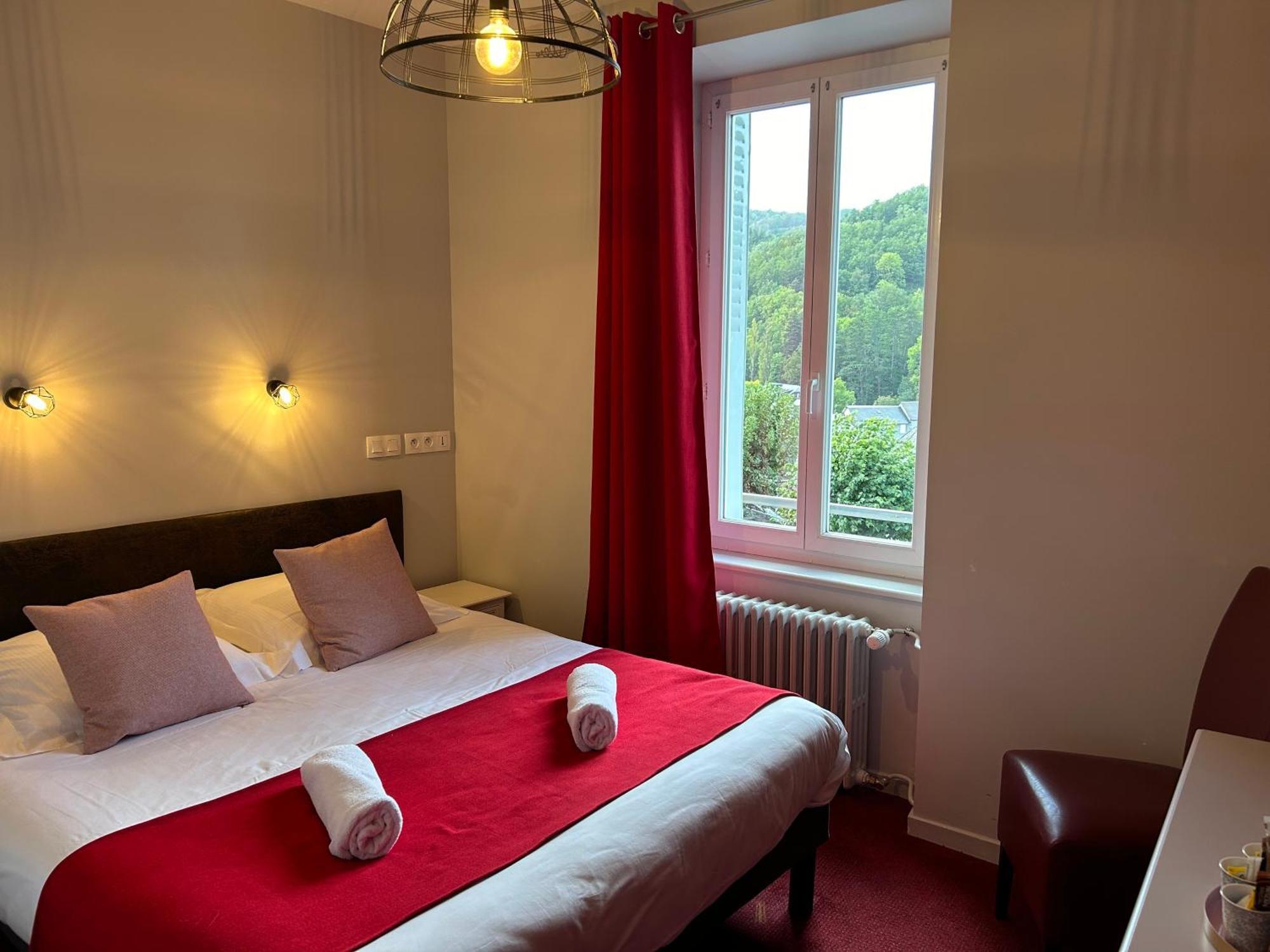 Logis Hotel De Paris Мюроль Екстер'єр фото